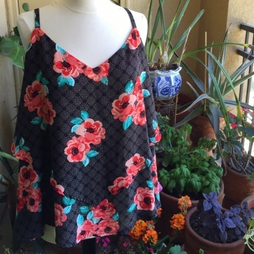 Torrid Grey Floral Tank V-Neck Criss Cross Back Women's Plus Size 1 (1X) Flowy